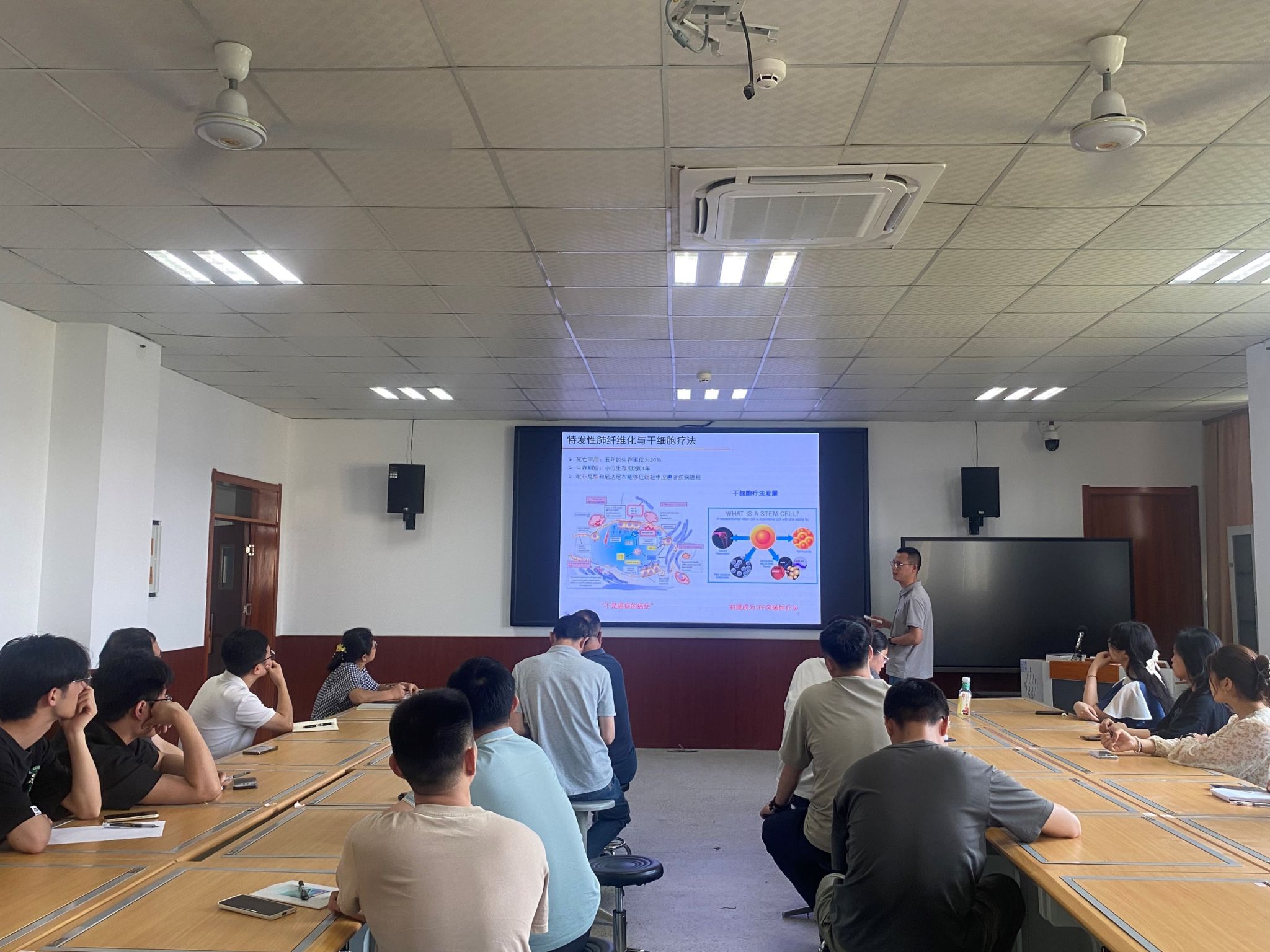 会议室里的人们AI 生成的内容可能不正确。